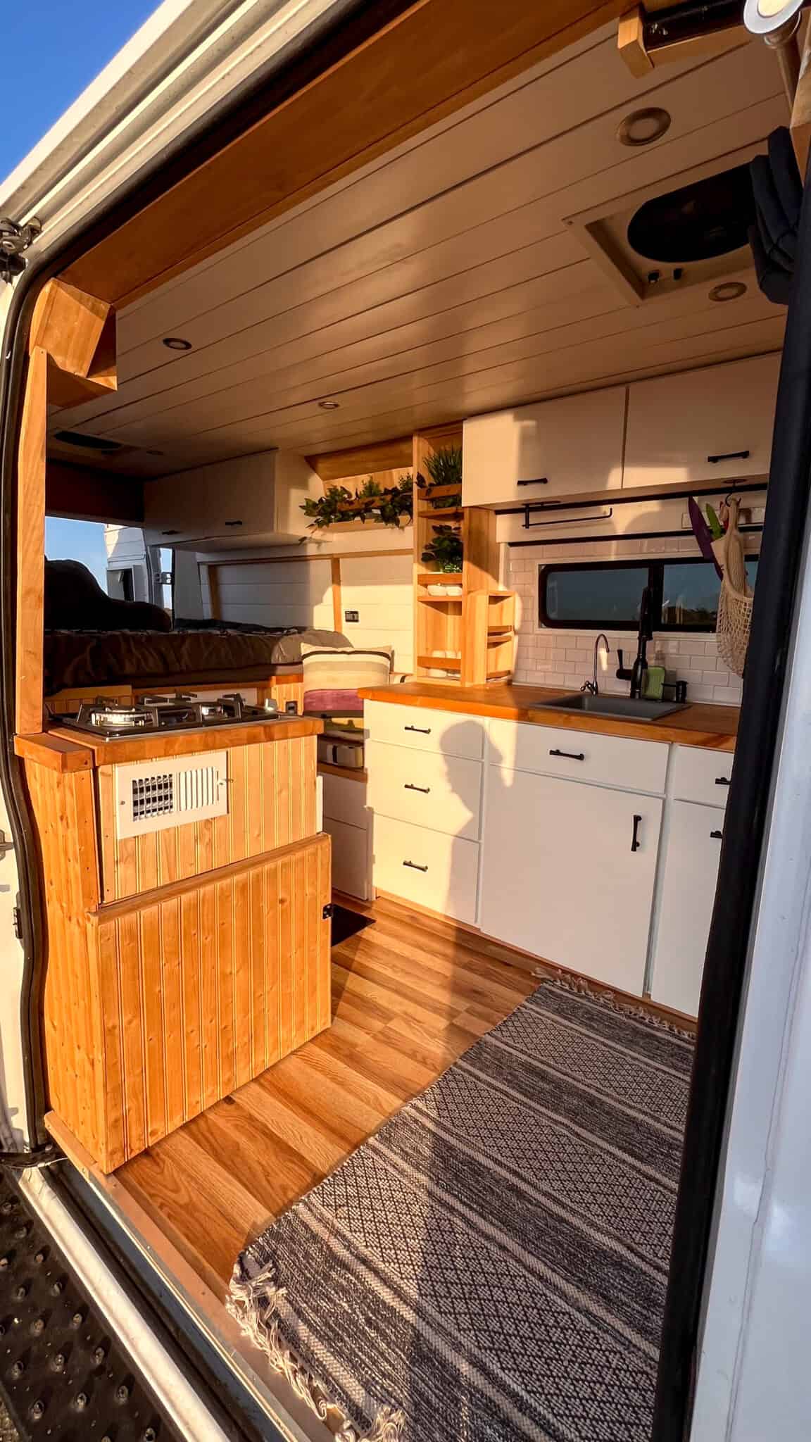 Ram Promaster 2019 “VanBoogie” Custom Camper Van Vanlife Trader