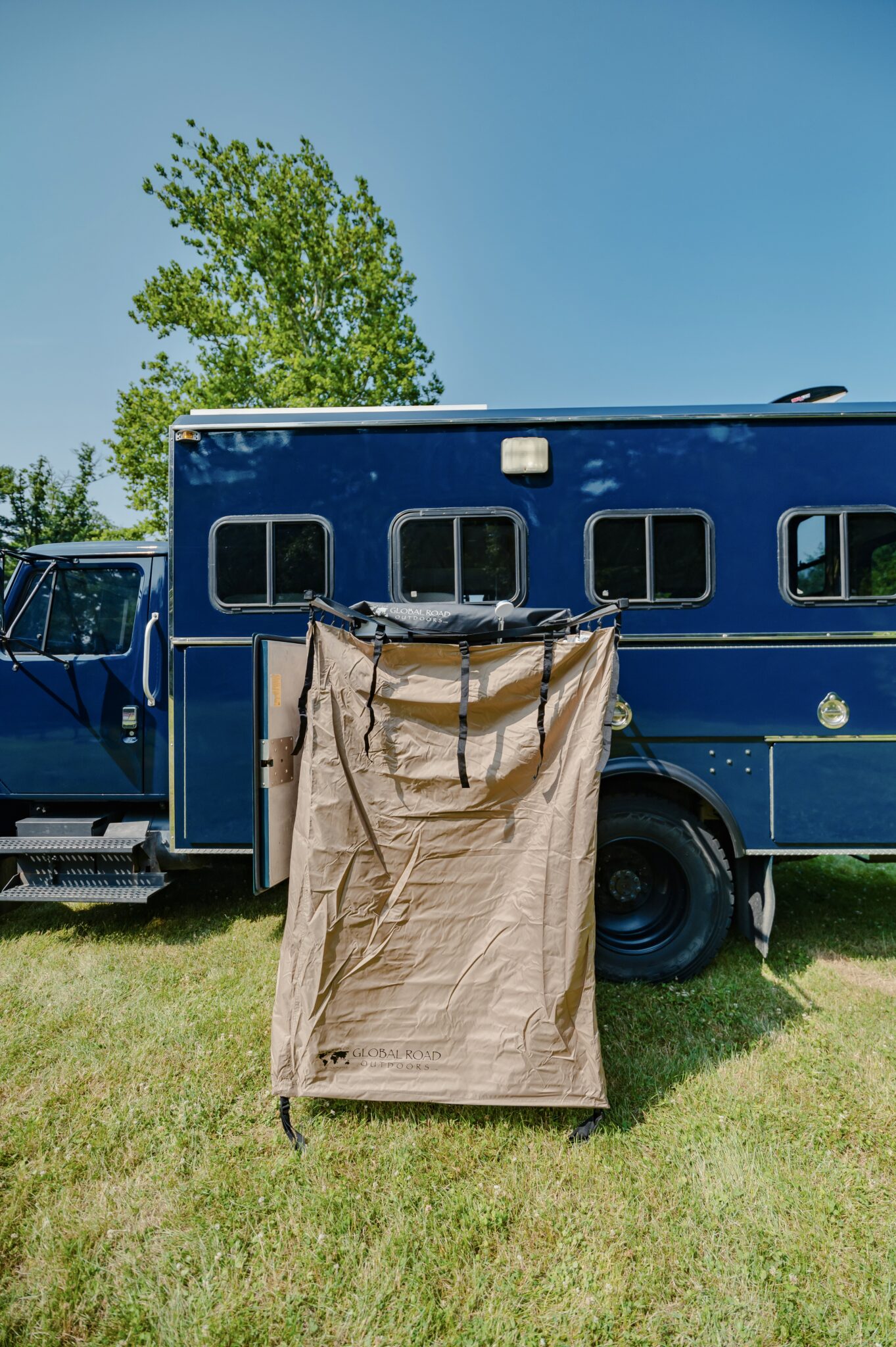 Photo inspiration: Picture Idea: 2002 International 4700 Luxury Off Grid Hotshot