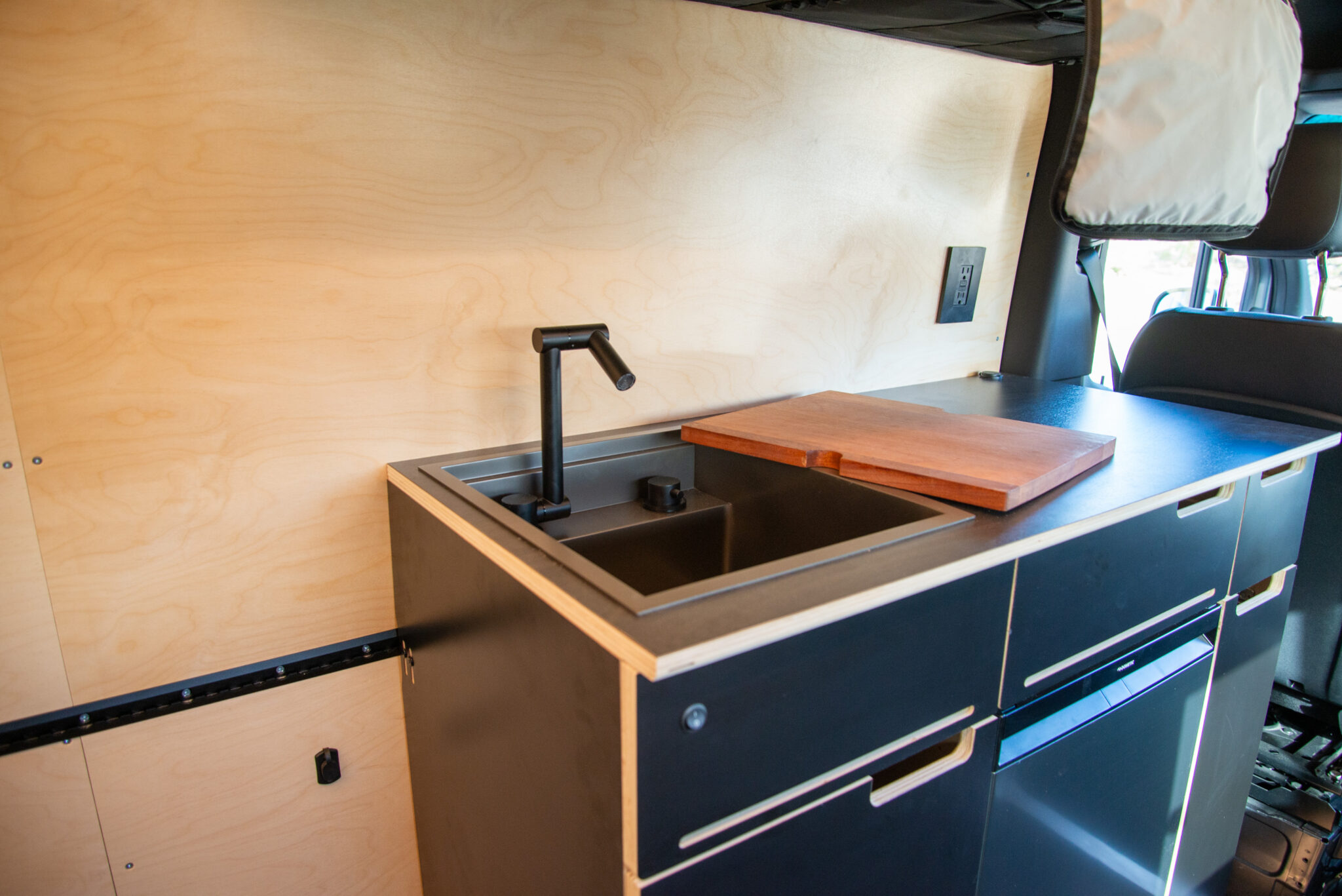 Mercedes Sprinter 4×4 – Venturhaus Modular Van System - Vanlife Trader
